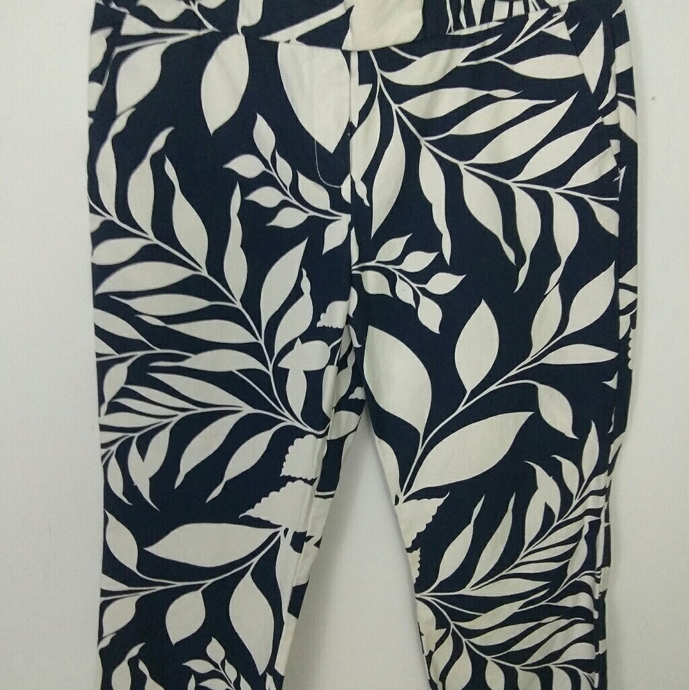 TOMMY HILFIGER Navy blue, and white Capri